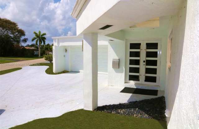 6003 Umbrella Tree Ln