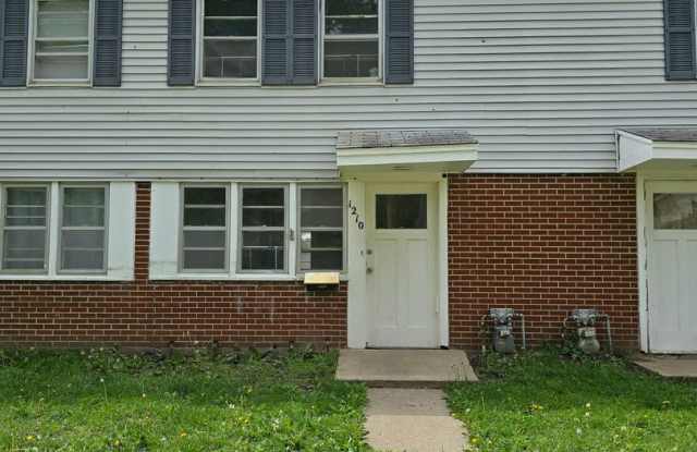 $900 - 2 Bed 1 Bath Town Home