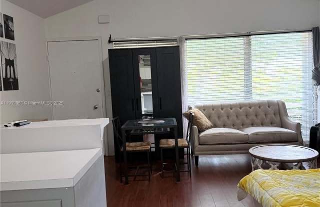 Photo of 2633 NE 32nd St