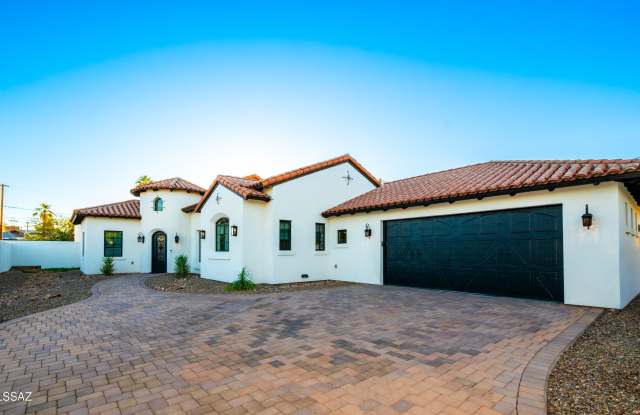 Photo of 2332 E 8th Street