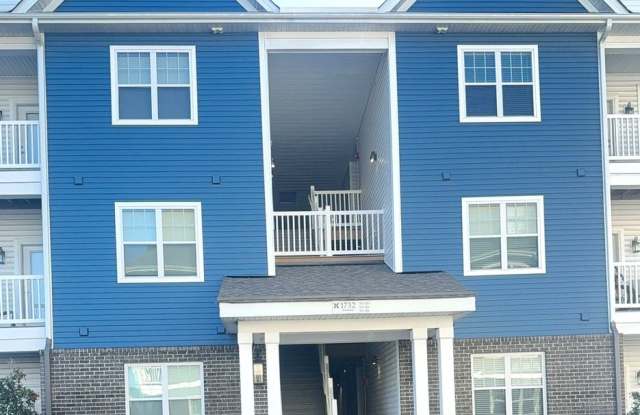 Top-Floor Corner Condo in Virginia Beach