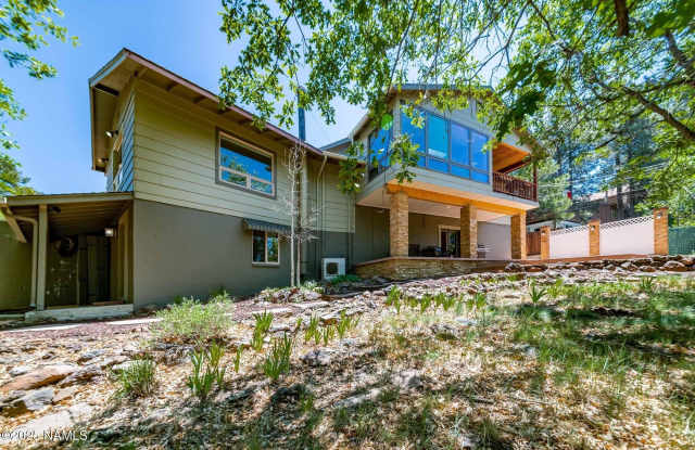 Photo of 427 E Cherry Avenue