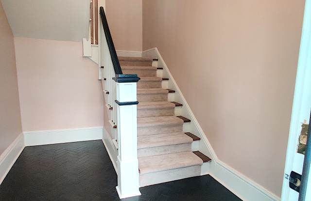 921 East Waldburg Street