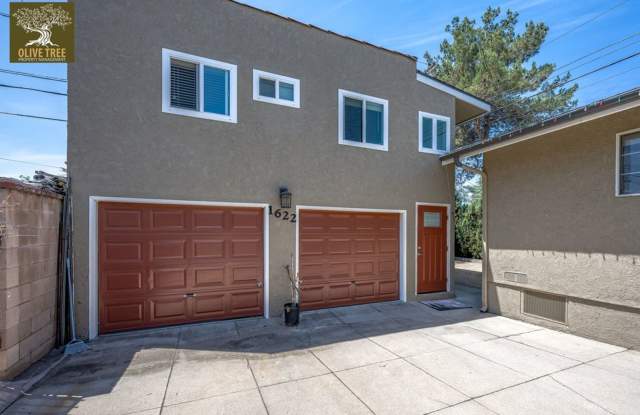 Fully Updated Spacious Studio Above Garages in Pasadena!