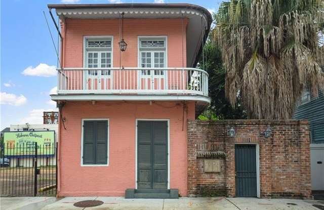 1031 BARRACKS Street