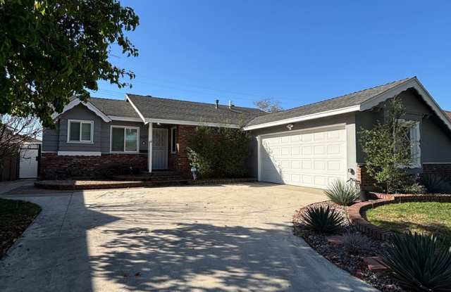 Spacious 3-Bedroom Home with Backyard  2-Car Garage in Lakewood