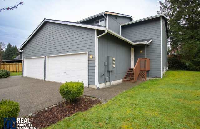 Updated 3BR Townhouse in Puyallup | 2-Car Garage, Fireplace & Modern Finishes!