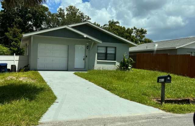 Annual UNfurnished 3/ 1 1/2 SFH renovated downtown Sarasota!