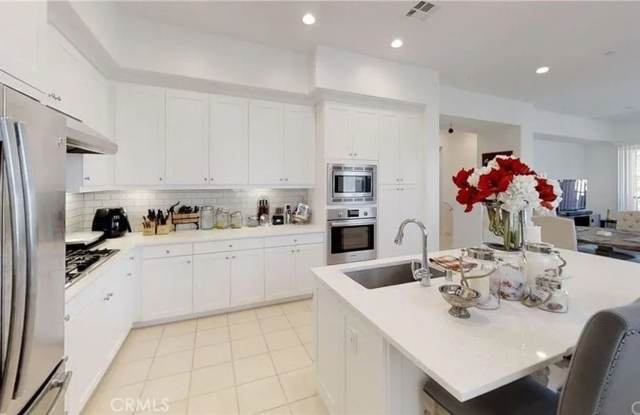 Luxurious Beacon Park Living: Modern 3-Bedroom Townhome with Mountain Views & Resort-Style Amenities!