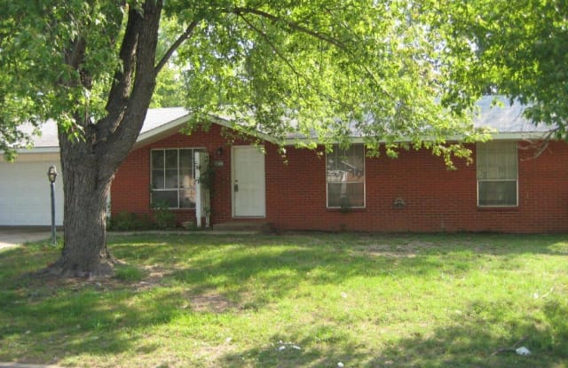 811 N 15th St - 811 North 15th Street, Rogers, AR 72756