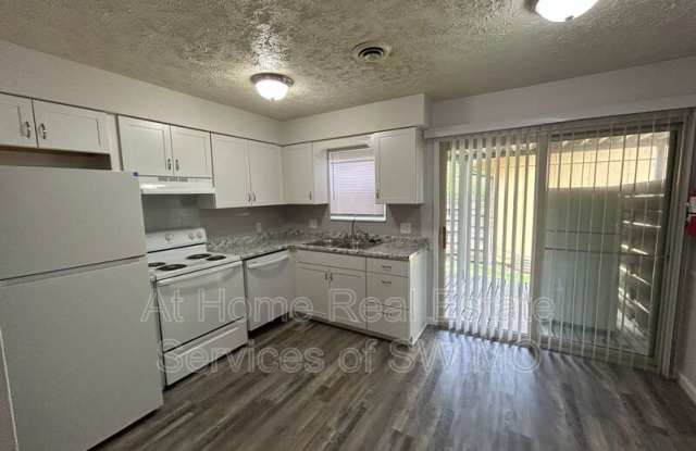 3347 E Linwood