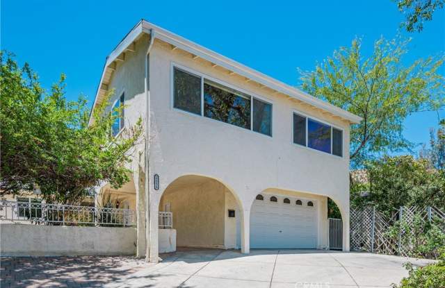 22239 De La Osa Street