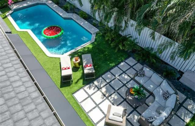 222 N Tradewinds Ave