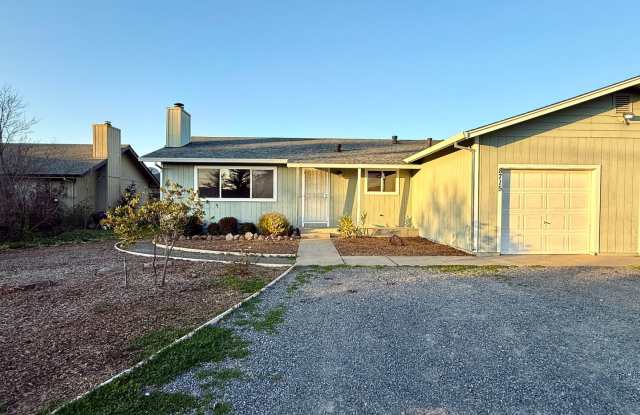 One level duplex in Windsor with 1 Car Garage, Cats Ok!