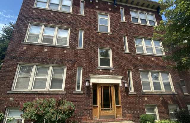 Photo of 2549 Kenilworth Road - 1