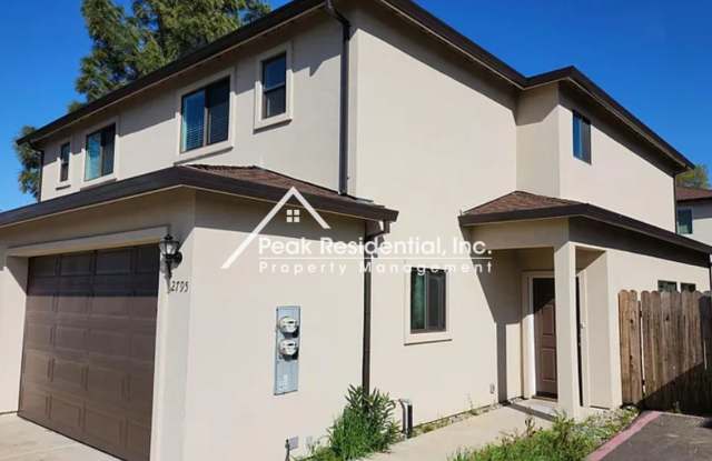 Updated 3Bd/2.5Ba Carmichael Duplex With 2 Car Garage!