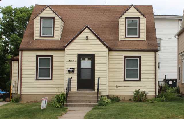 AVAILABLE AUGUST 1st! 3 BEDROOM HOUSE CLOSE TO CAMPUS, This won't last long! 2805 West St