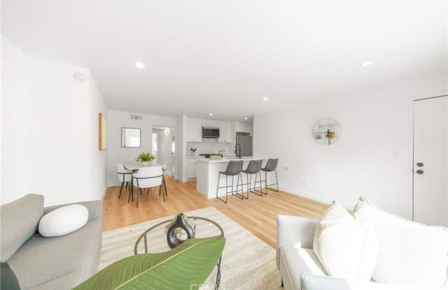 957 S Gramercy Drive