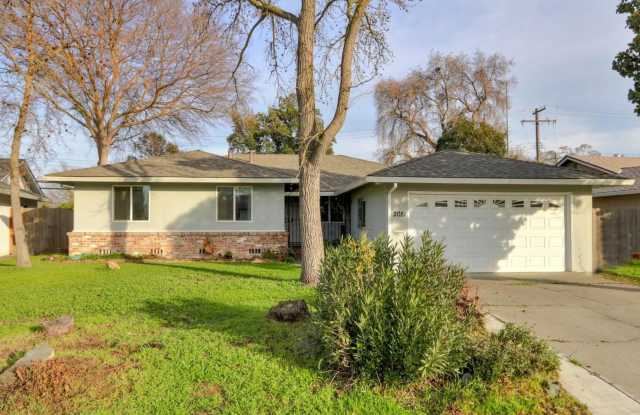 Beautiful Renovated 3/1 In Sacramento