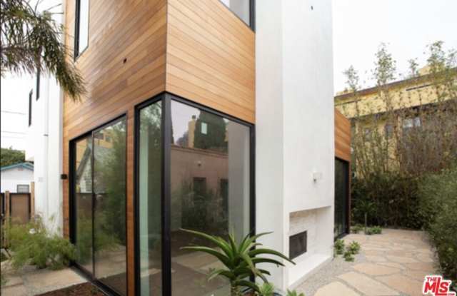 Photo of 1033 1/2 Grant St