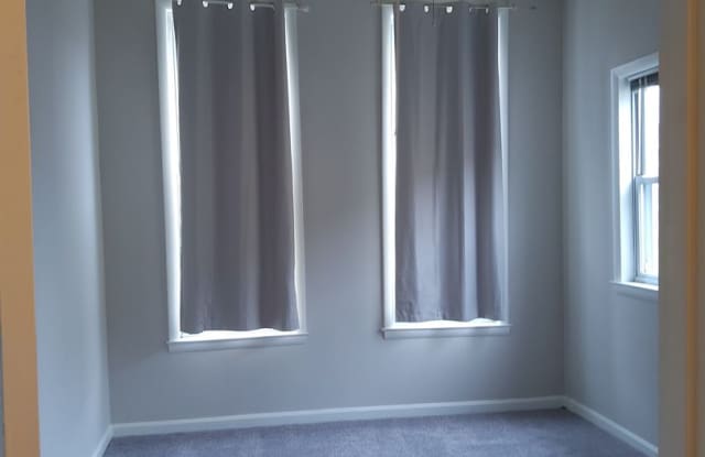 Little Italy Carriage House offering A/C and Laundry