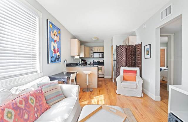 Beautifully Furnished 2-bedroom, 1-bathroom apartment 1 year lease