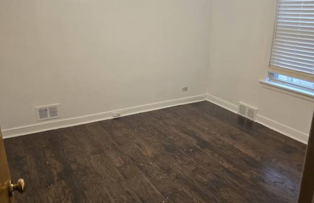 8851 S Blackstone Avenue