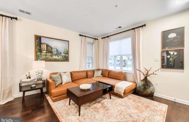 43590 HAMPSHIRE CROSSING SQ