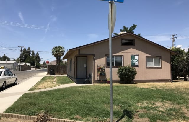 52 W Laurel Ave - 52 West Laurel Avenue, Porterville, CA 93257