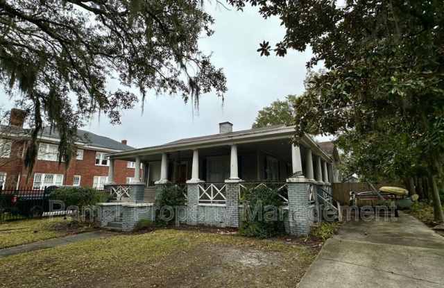 1112 E Victory Dr