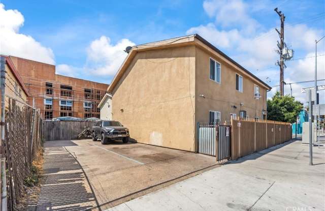 6102 S San Pedro Street