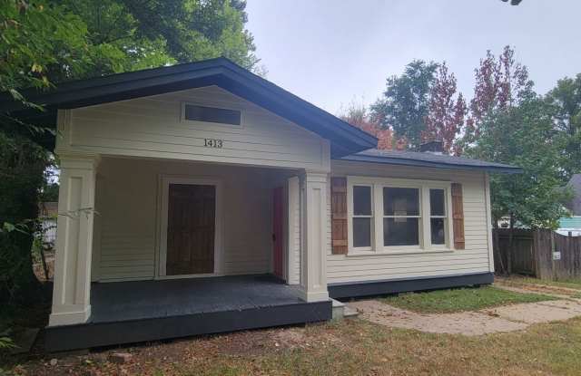 Photo of Gorgeous 2 bedroom/1 bath home with Old-World charm! *OPTIONAL 3RD BEDROOM OR DINING ROOM!