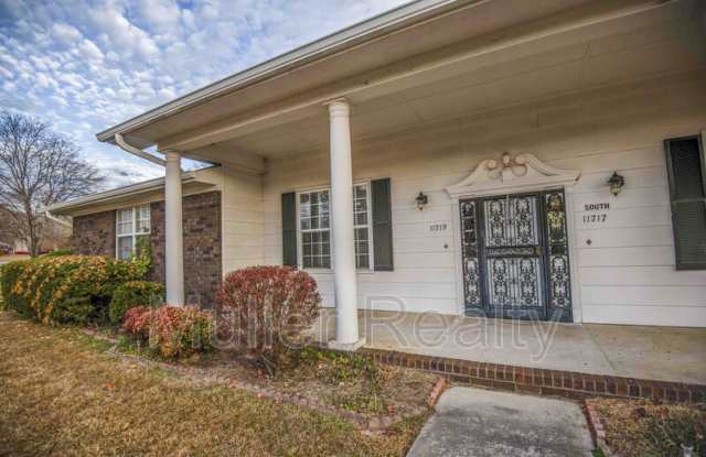 11719 S Williamsburg Dr