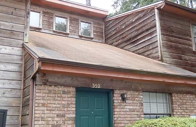 FABULOUS 2/2 Close to FSU w/ Stainless Steel Appliances, Washer/Dryer,  Deck! Avail August 1st for $1300/month! photos photos