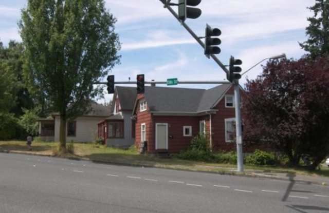 5-bedroom, 2 bath home available in York neighborhood!