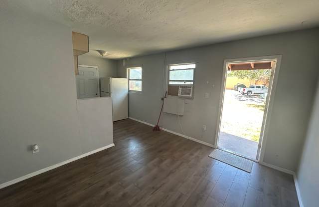 Perfectly located, central Sarasota unit for rent