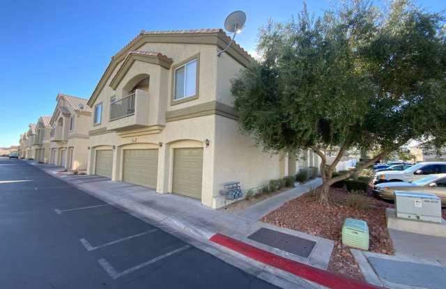 2 Story Henderson home, open floorplan, close to shopping
