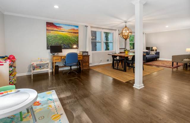 Photo of 486 Lakeshore Dr Ne