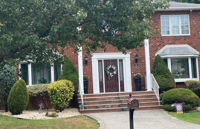 1016 Edgegrove Ave - 1016 Edgegrove Avenue, Staten Island, NY 10309