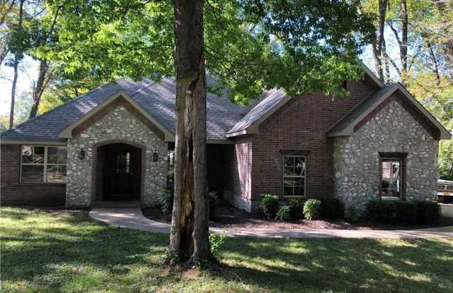1595 Maxwell  DR