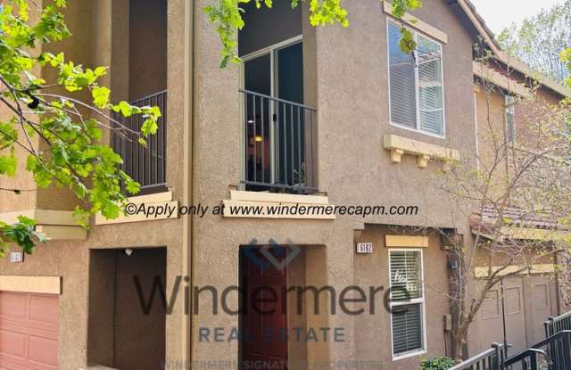 Stylish & Spacious 2 bedroom-/1 bath Condo in Astoria at Gateway Oaks!