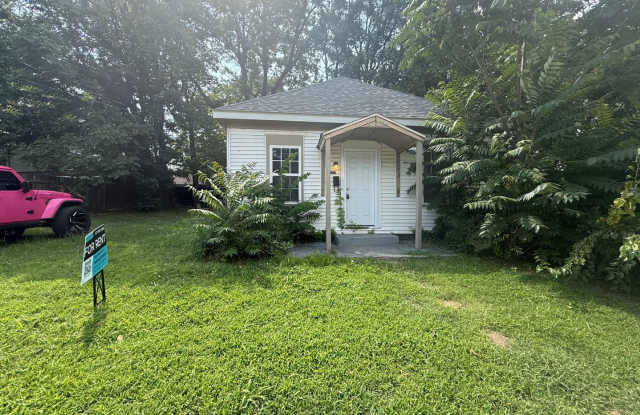 Come see this 2 Bedroom 1 Bath near Downtown!