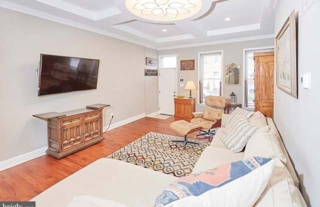 112 S CALHOUN Street