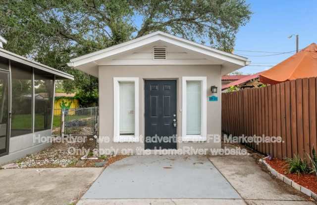 Photo of 1203 1/2 Sheridan Rd