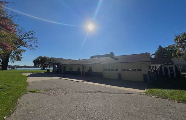 Cozy 4 Bedroom Home on Lakefront (Fully Furnished)