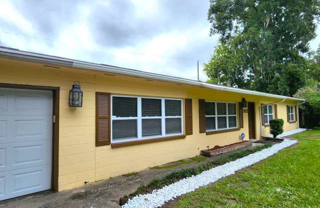 FOR RENT 5 bedroom, 3 bathrooms, 2 car garage home near UF.