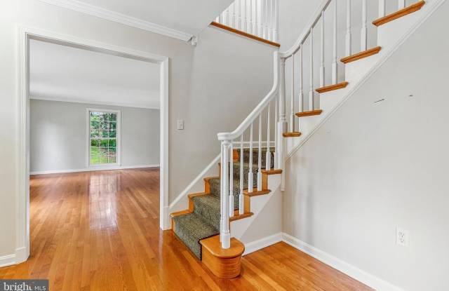 9803 SPRING RIDGE LN