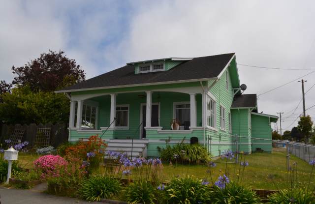 Beautiful, spacious Craftsman, Owner pays Yard Care, Laundry on site