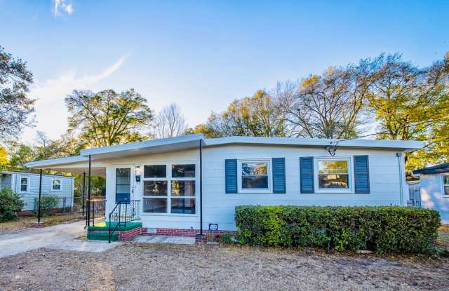 SUNSET PARK - Adorable cottage style home close to downtown!