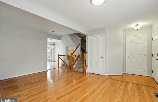 114 SHIRLEY SQUARE SE